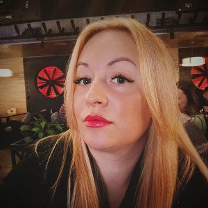 1) Она рядом, как свет в темноте