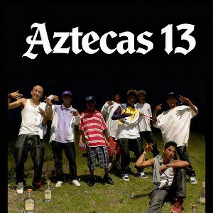 En el barrio, suena la voz de Aztecas, con el ritmo que retumba, la calle se conecta. Caminando entre sombras, el destin
