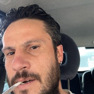 Lei dà il meglio di sé, fuori casa sale sul palco,  