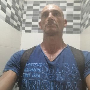 Verse 1) Antes me sentía que no soy nadie, en un mundo gris,