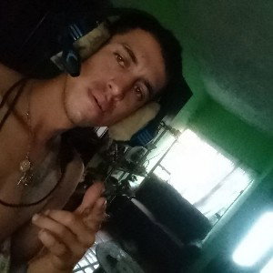 mi vida es un desliz tratando de sobrevivir aquí pero con espinas en mi corazón que .e lastimann y son dolorosas las cos