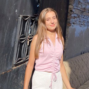 yakıyorum yine sigaramı .düsünüyorum seni .nerdesin kimlesin unutamiyorum gulusunu bakısını herseyini unutama biliyorum 