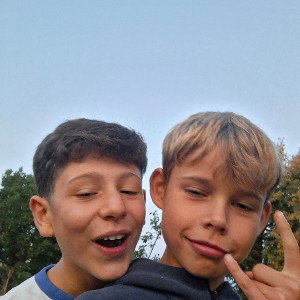 hier met Fer hij zit op mijn plek hij heft grote voorhoofd en sniper Dreams.