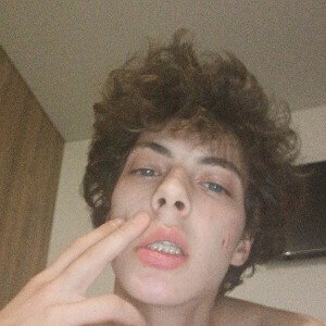 По щекам 