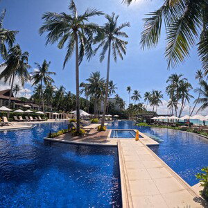 Paradise Pey is back on vacay with the lady from Visayas