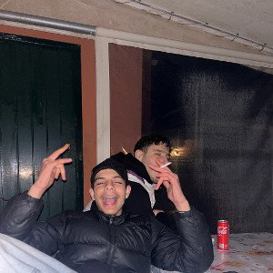 πίνουμε γαρα γαμω την μπιταρα 