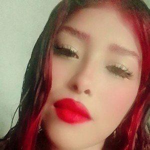En la calle, yo camino, con el ritmo en la piel, (2) Miradas que me siguen, como sombras en el papel. (3) La vida no es 