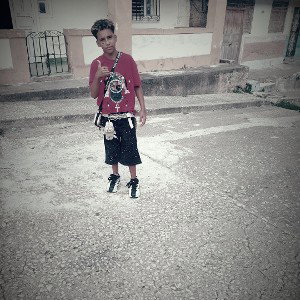 Caminando en la línea, entre sombras y luces, con cada paso firme , rompo los muros  y cruces ,  Quiero ser una estrella