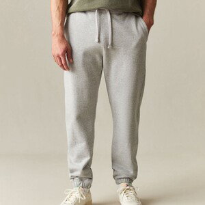 "Put on sweatpanst"