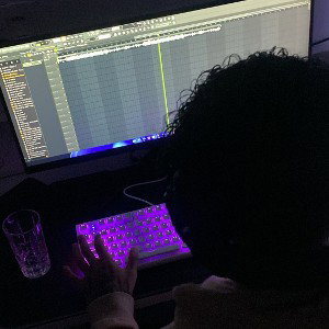 Insubstituível (ft. EMIZE WISEZZ)