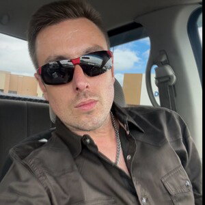 BAD BITCHES TEXT ME 