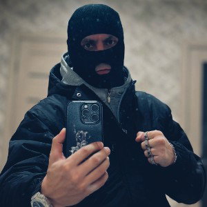 Ночь ночь на дворе я пьяный на суете где то в темноте в полуше бля дерьме уж точно не в чистоте выдыхая прозрачный дым к