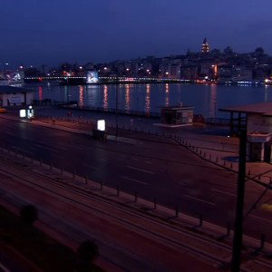 Düşerken gülümsüyor patikadan kediler..