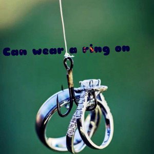 Can wear a ring on