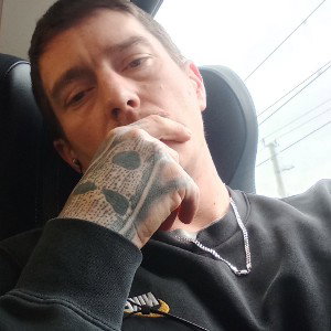 struggle auf der street
jeder Dealt 
mit weed
was man in den Händen kriegt,
alles für die schnelle kohle.

ziehnn die Le