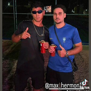 MC Matheus Hermon:o problema todo e que eu não gosto de escolher uma mulher só 
