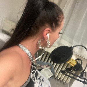 Listen (23:28:47)