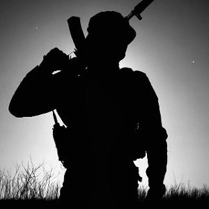 Вспыхнула война, пацаны в бою, Но мы не забываем о мирном населении тут. Стреляют без разбора, но мы сохраняем силу, Защ