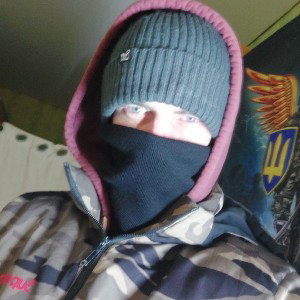 ❄️ Падает снег. Люди проходят мимо, у каждого своя дорога, свои мысли, свои маски. А у меня в памяти остаются только фра