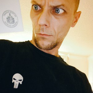 lecę tu bez deski na najwyższej fali, życie jak dwie wieże co rozjebali boingami ... Z pustego nie naleję więc c*** z wi