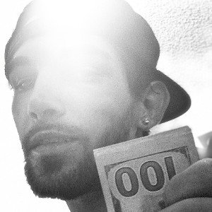 Man wit da Grandz in his Handz