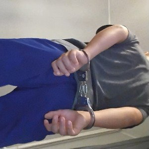 in Handschellen