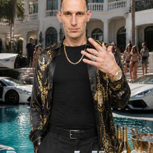 it's all about the cash the gwap I'm getting cash a lot I won't stop till I reach the tip top I'm at the trap spot filli