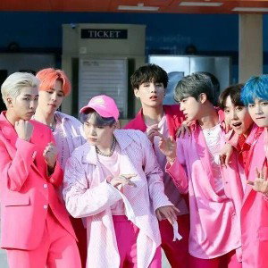 BTS Feat. Halsey - Boy With Luv.