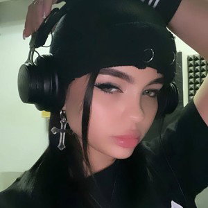 а ты кто такая? 