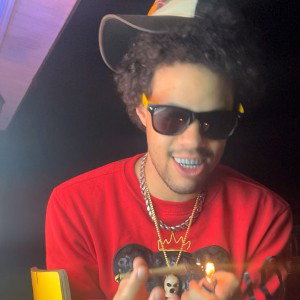 king Rollie rolling  up another one 
