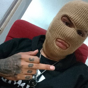 le patean la oreja al perroo pero ni uno le sale