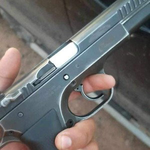 entré rimas y pistolasos