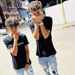 hola a todos escuchen mi humilde canción,hecha con dedicación 