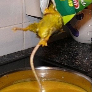 Du beurre dans la soupe à la sauce tomate 