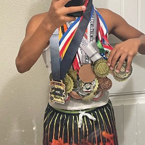 I’m on paper I’m on grind what you want I got time hit him in the face like drake I’m running ishowspeed not like Ishow 