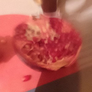 Я ем сочный гранат