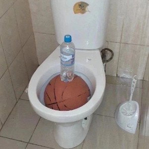 На шконке