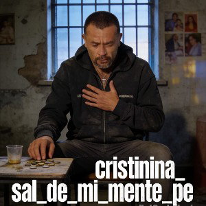 el mundo mundo lonsiento distinto lo dice mi intinto cuando solo conmigo platico y al espejo me miro
