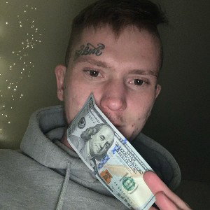 В зеркале не я холодные глаза красивый закат напишу пару шуток падаю с неба что я там делал  пистолет у виска Заставил м