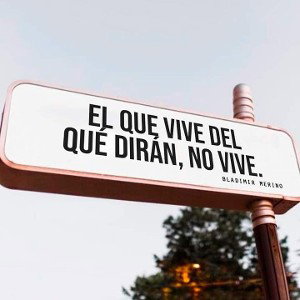 yo vivo mientras tu de mi avlas