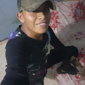 Vengo con mis rimas
me subestimas,
me dices que no puedo,
llegar a la cima
mira que aquí me tienes,
dándote la cara
con 