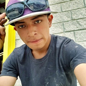 Vengo con mis rimas
me subestimas,
me dices que no puedo,
llegar a la cima
mira que aquí me tienes,
dándote la cara
con 