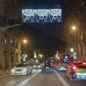 la calle llena 
y yo con mi tema 
Vengo con mis rimas
me subestimas,
me dices que no puedo,
llegar a la cima
mira que aq