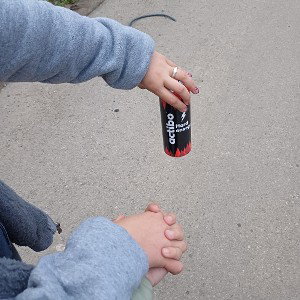 Как меня бесит содержание песен,
в которых автор врёт в тексте
и говорит, что в этом весь он!
То есть выходит, весь во л