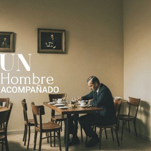 UN HOMBRE ACOMPAÑANDO