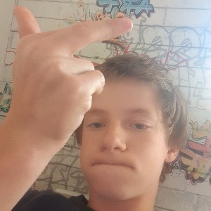 kuckt euch dieses Mädchen an, sie hat keine Eltern 
 Eltern