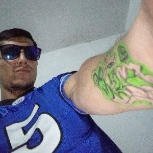 tomo el micfono pues voy a explotar
estás rimas son mas que anécdotas
se que se identifican con poesia de barrio
sonmos 