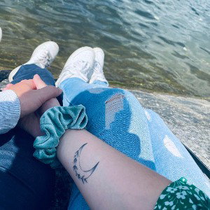 Nous , cela fait quatre mois que toi + moi cela fait nous deux
Quatre mois de pure bonheur et ce n est que le commenceme