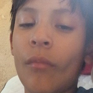 no soy un astro 
no dejo rastro
no tengo rostro 
como un monstruo 
deja te demuestro
soy el maestro 😎 
del estudiante 
