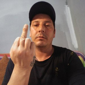 Vengo con mis rimas
me subestimas,
me dices que no puedo,
llegar a la cima
mira que aquí me tienes,
dándote la cara
con 